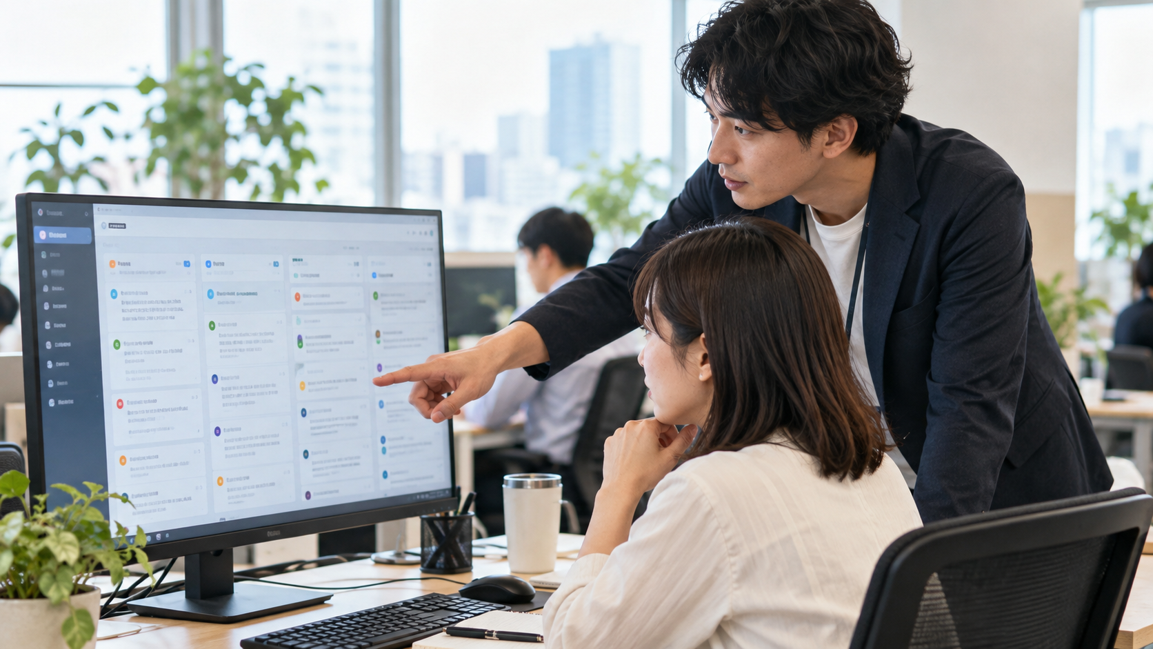 問い合わせ一覧を見ながら担当振り分けを確認するサポートチーム